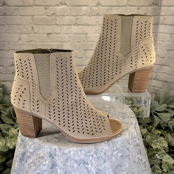 TOMS Majorca Beige Suede Peep Toe Perforated Fashion Ankle Booties WMS 9M✨EUC✨ - Picture 4 of 11